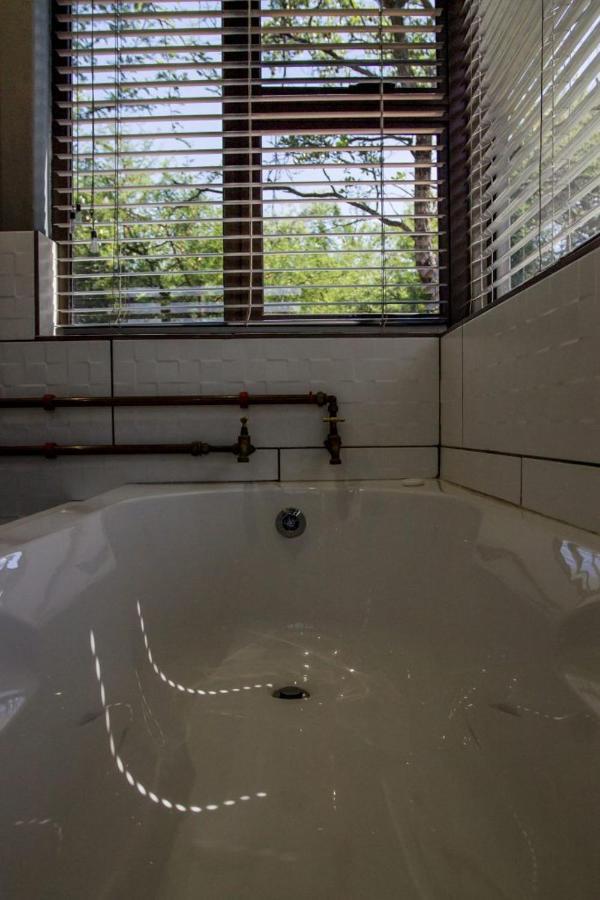 Chameleon Bush Lodge Hammanskraal Extérieur photo